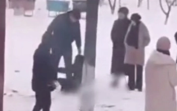 В Андижане замдиректора школы бил ученика палкой: мужчина получил выговор