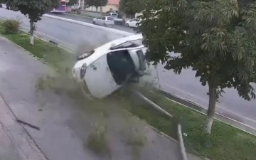 В Фергане автомобиль Lacetti влетел в опору освещения и дерево