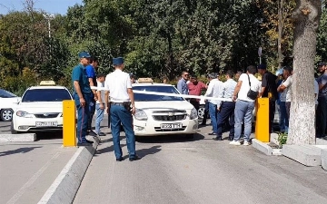 В аэропорту Ташкента «бомбилы» ударили охранника и закрыли въезд для официального такси