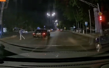 В Ташкенте водитель Nexia-3 проехал на «красный» и чуть не сбил пешехода (видео)
