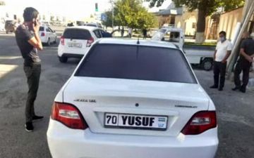 В Кашкадарьинской области мужчина наклеил на автомобиль свое имя вместо номера и был оштрафован