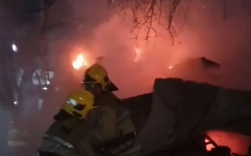 В Ташкенте ранним утром загорелся магазин — видео