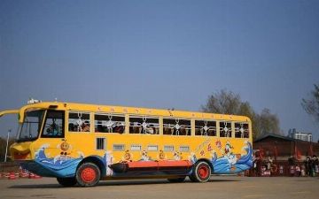 В Китае создали автобус, способный плавать в воде
