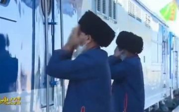 Жители Туркменистана встретили новые локомотивы из России — с ритуалами и молитвами — видео