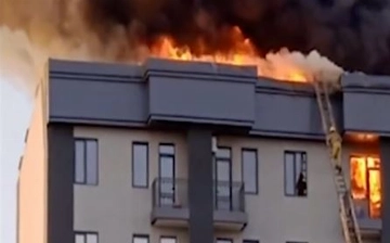 В Джизаке произошел крупный пожар в семиэтажном доме (видео)