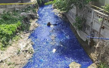 В нескольких каналах Самарканда вода окрасилась в фиолетовый цвет - видео