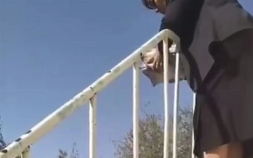 В Самарканде учительница решила раздать учебники, сбросив их с лестницы — видео