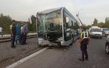 На Бектемире электробус влетел в столб, пострадали водитель и пять пассажиров 