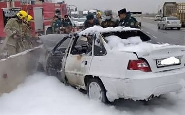 В Джизакской области сгорела «Нексия» - на переднюю часть машины можно не рассчитывать