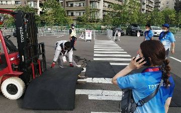 Возле олимпийского гимнастического центра Ariake в Токио начал разрушаться асфальт