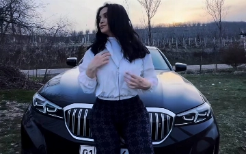 Луиза Расулова сняла видео на фоне ее нового авто BMW i3