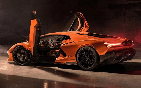 Lamborghini презентовал новую модель Revuelto