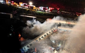 В Греции столкнулись пассажирский и грузовой поезда, погибли 26 человек (видео)