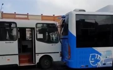 Bus crash: в Андижанской области два автобуса не поняли друг друга и врезались - видео