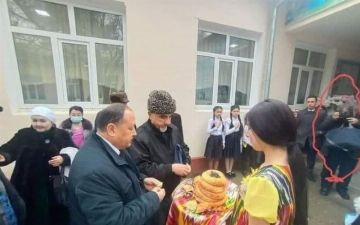 В Ташкентской области школьниц заставили встречать гостей на морозе в летних платьях