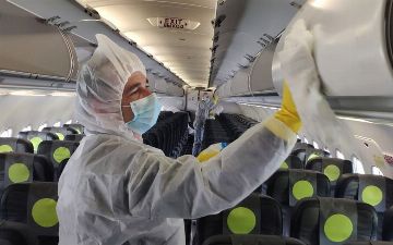 Стало известно, как избежать заражения коронавирусом на борту самолета