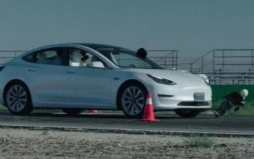 Tesla на автопилоте во время теста несколько раз переехала манекен ребенка