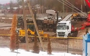 Под Ташкентом рухнул автокран, есть погибший — видео