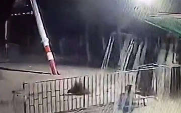 В Кашкадарье мужчина вылетел из аттракциона (видео)