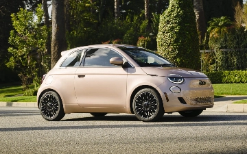 Электрический Fiat 500e получил две новые версии