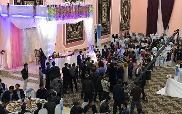 В Самарканде провели свадьбу в банкетном зале с десятками гостей вопреки ограничениям