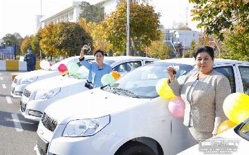 В Намангане советницы и пресс-секретари получили служебные автомобили