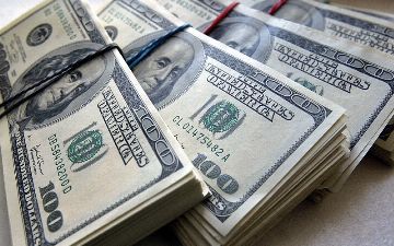 В Узбекистане доллар немного подешевел