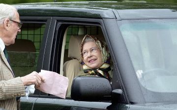 Когда можно всё: Почему королева Великобритании не пристёгивается за рулем?