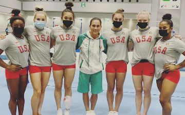 Фотофакт: американские гимнастки фотографируются с легендой спорта Оксаной Чусовитиной