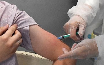 Почему после вакцинации от COVID-19 болит рука?