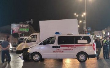 В Ташкенте грузовик «ГАЗ» столкнулся с каретой скорой помощи - видео