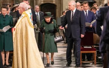 Елизавета II появилась на публике впервые за пять месяцев — видео