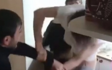 В Ташкенте трое парней избили «барыгу» прямо у него дома — видео
