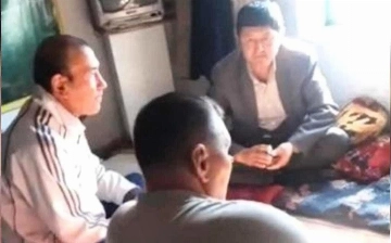 В Навои уволили директора школы и его зама, решивших «порезаться» в карты — видео