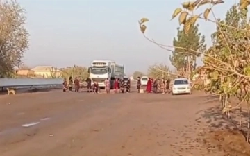 В Сурхандарье граждане перекрыли движение из-за разрушенной дороги — видео