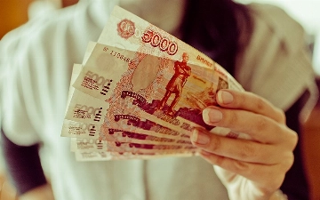 В Узбекистане продолжает падать курс рубля