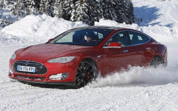 Владелец Tesla Model S пожаловался, что его авто не заряжается на морозе