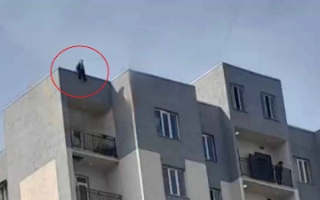 В Фергане 14-летняя школьница пыталась сброситься с крыши многоэтажки (видео)