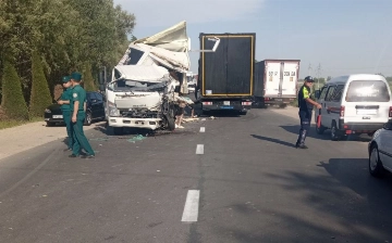 В Намангане столкнулись два грузовика, есть пострадавшие (фото)