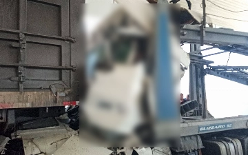 На трассе «Бухара-Ургенч» столкнулись грузовик и автовоз UzAuto Motors, есть погибшие 