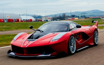 В сети показали фото нового гиперкара Ferrari на дорожных тестах