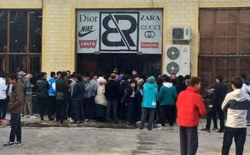 В Ташкенте оштрафовали владельца и работников магазина, у которого собралась толпа людей
