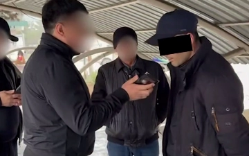 В Фергане налоговика задержали при получении $20 тысяч