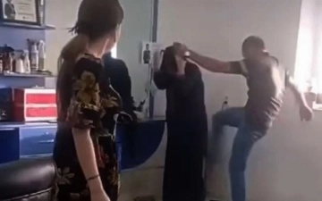 В Туркменистане муж жестоко избил жену за визит в салон красоты – видео