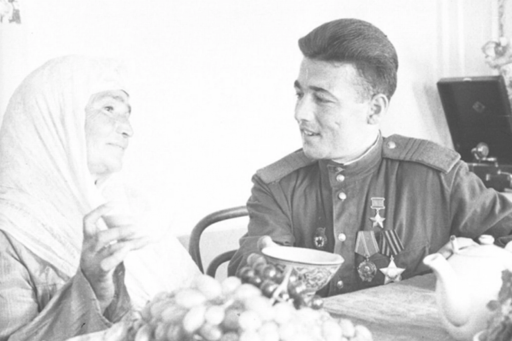 Рузи Азимов, Герой Советского Союза со своей матерью. Бухара, 1945 год.