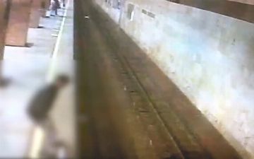 Появилось шокирующее видео, где мужчина прыгает под поезд в Ташкентском метрополитене (18+)
