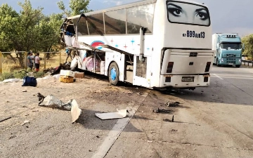 На трассе «Алматы — Ташкент» автобус врезался в грузовик, есть погибшие (видео)