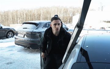 Российский блогер «перепутал педали» и въехал в витрину салона на Porsche