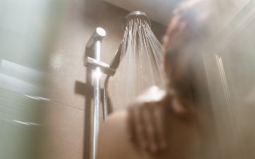 Терапевт из Узбекистана рассказала, когда нельзя принимать горячий душ
