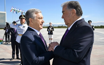 Шавкат Мирзиёев встретил Эмомали Рахмона, прибывшего в Узбекистан с госвизитом